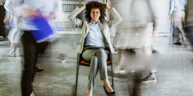 خانمی روی صندلی و در میانه ناراحتی ها