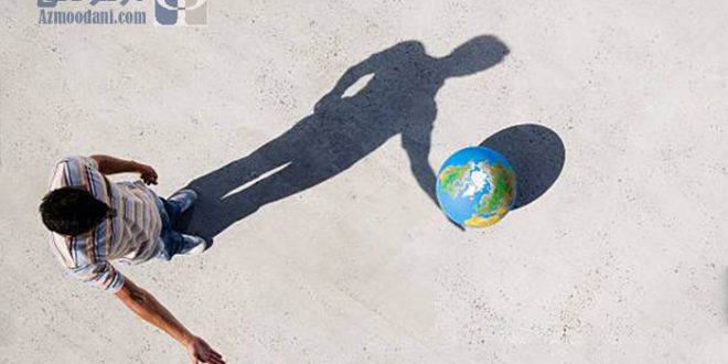 مردی با نگاه اشتباه به خودش در آفتاب