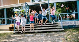 روانشناسی مثبت در مدارس با کودکانی شاد و پرواز کرده