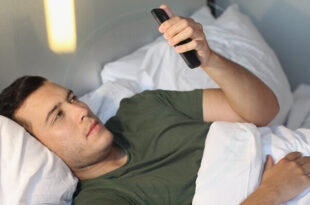 مردی که گوشی در دست گرفته است