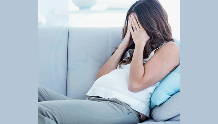 یک خانم باردار که افسرده است و دلیل کاهش میل جنسی در زنان را داراست