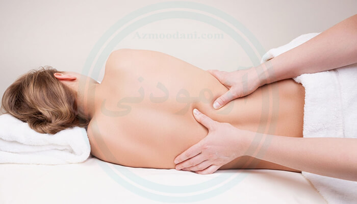 زنی دراز کشیده و در حال ماساژ