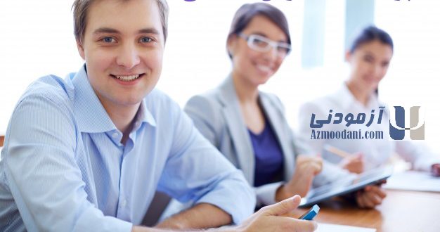 پرسشنامه هوش هیجانی سیبریاشرینگ. سه جوان دور هم که با خوشرویی به دوربین لبخند میزنند.