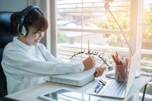 پرسشنامه اشتیاق تحصیلی – اشتیاق رفتاری، عاطفی و شناختی. دختر خانمی با اشتیاق فراوان در حال مطالعه دروس و گوش کردن به موسیقی است. به همراه لوگوی آزمودنی و نام پرسشنامه